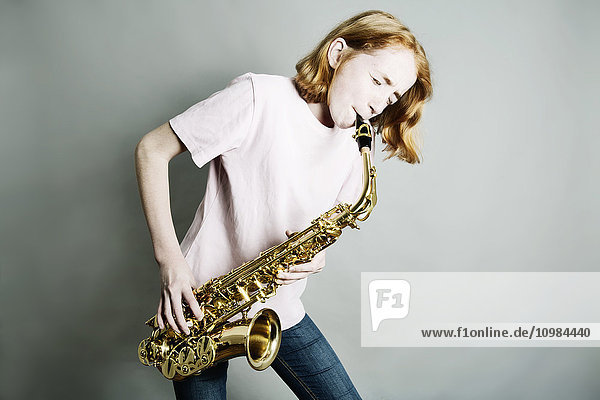 Mädchen spielt Saxophon
