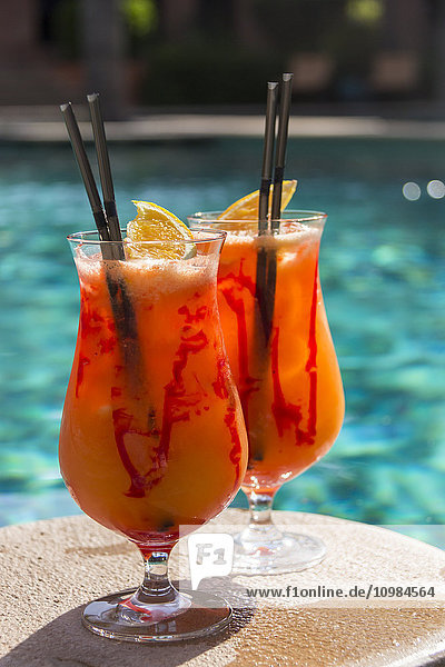Zwei Gläser fruchtiger Cocktail