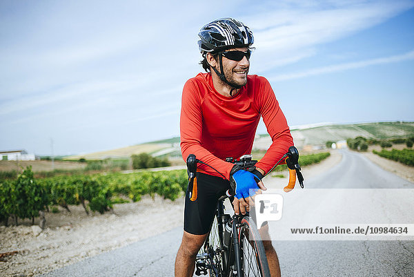Spanien  Andalusien  Jerez de la Frontera  Radfahrer beim Lächeln