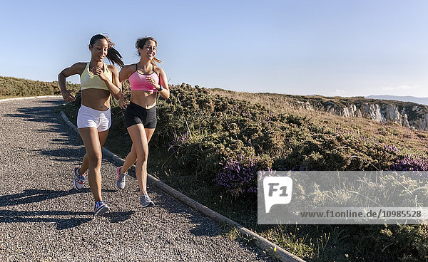 Spanien  Asturien  zwei Sportlerinnen beim Training an der Küste  Jogging