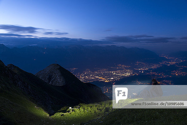 Österreich  Tirol  Blick auf Innsbruck am Abend