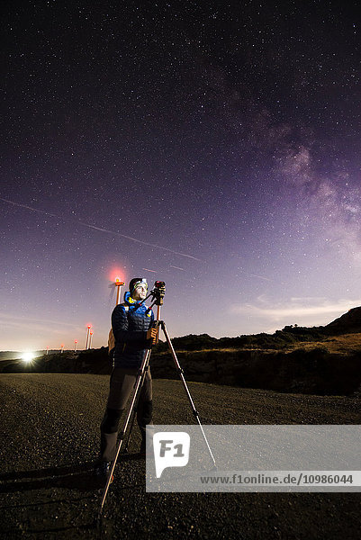 Fotograf beim Astrofotografieren in der Nacht