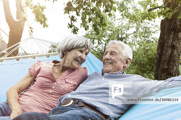 Glückliches Seniorenpaar in der Hängematte