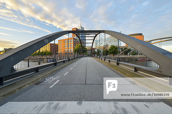 Deutschland,  Hamburg,  Niederbaumbrücke mit Elbphilharmonie und Hanseatic Trade Center am Vormittag