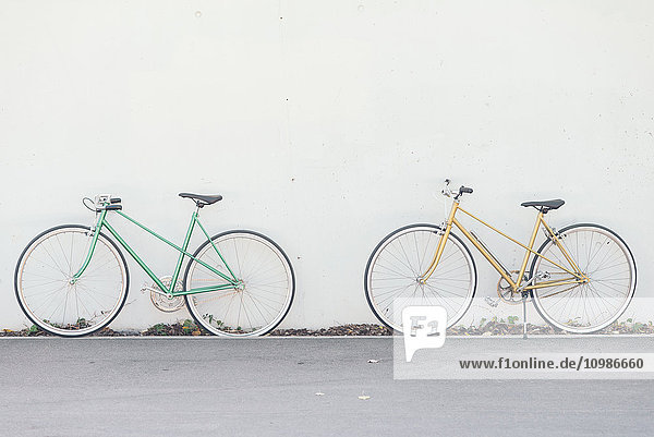 Vintage-Fahrräder gegen die Wand