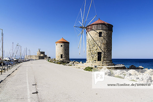 Griechenland  Rhodos  Hafenmole von Mandraki mit Windmühlen