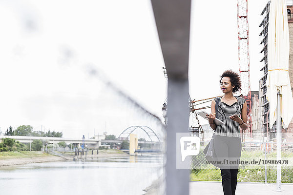 Geschäftsfrau beim Spaziergang am Flussufer