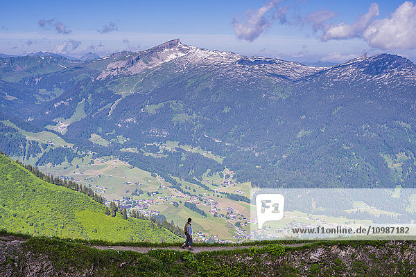 Österreich  Vorarlberg  Allgäuer Alpen  Panorama vom Fellhorn über das Kleine Walsertal zum Hohen Ifen  Wanderer auf dem Wanderweg