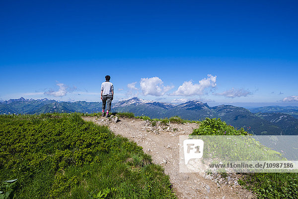 Deutschland  Bayern  Allgäuer Alpen  Fellhorn  Wanderin auf Aussichtspunkt stehend  Blick auf Söllereck