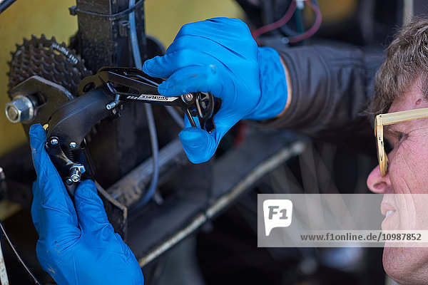 Fahrradtaxifahrer repariert sein Fahrzeug  Salt Like City  USA