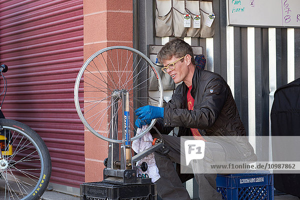 Fahrradtaxifahrer repariert sein Fahrzeug  Salt Like City  USA