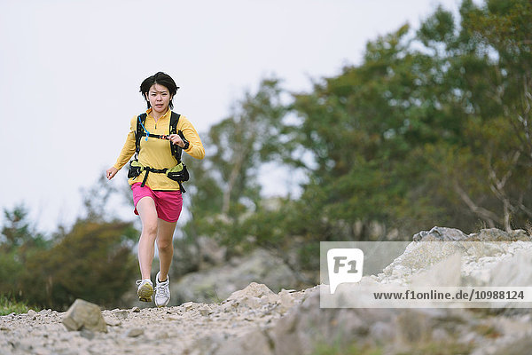 Junge Japanerin beim Trailrunning am Berg Daibosatsu  Präfektur Yamanashi  Japan