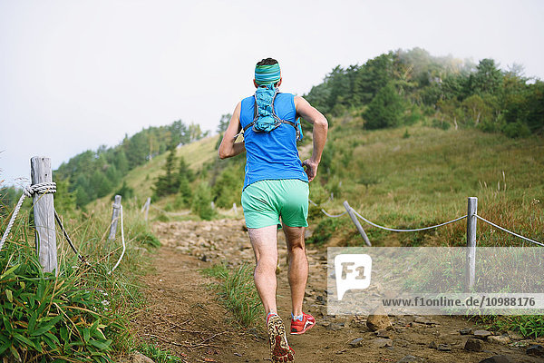 Kaukasischer Mann beim Laufen am Berg Daibosatsu  Präfektur Yamanashi  Japan