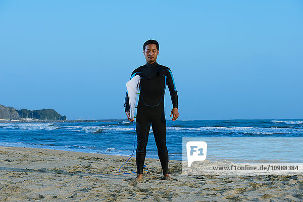 Japanischer Surfer Porträt am Strand