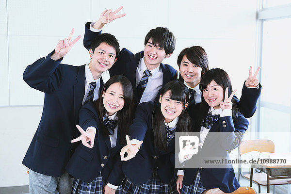 Japanische Schülerin macht Gruppenfoto im Klassenzimmer