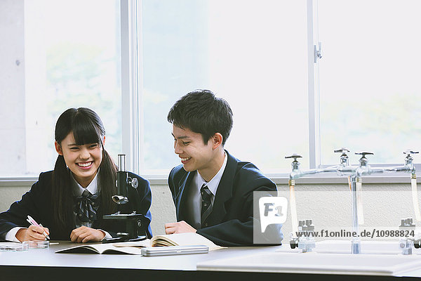 Japanische Gymnasiasten in einem leeren Klassenzimmer