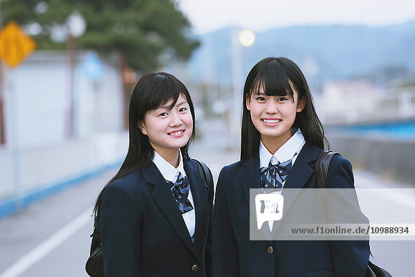 Japanische Gymnasiasten vor der Schule