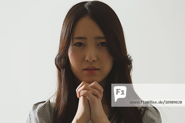 Japanische junge Frau beim Beten