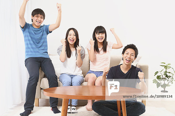 Gruppe japanischer Fans im Wohnzimmer