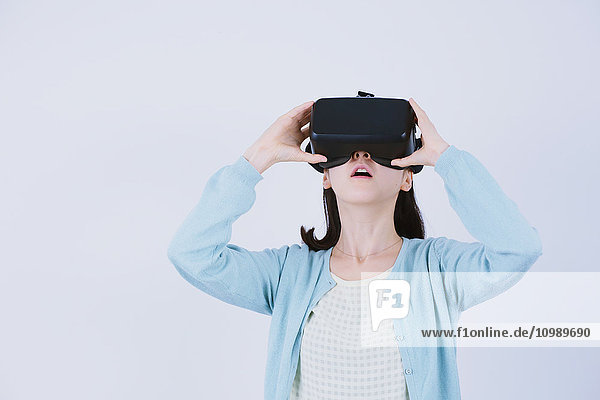 Japanische Frau benutzt Virtual-Reality-Gerät