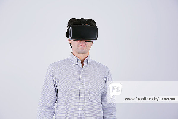 Japaner benutzt Virtual-Reality-Gerät