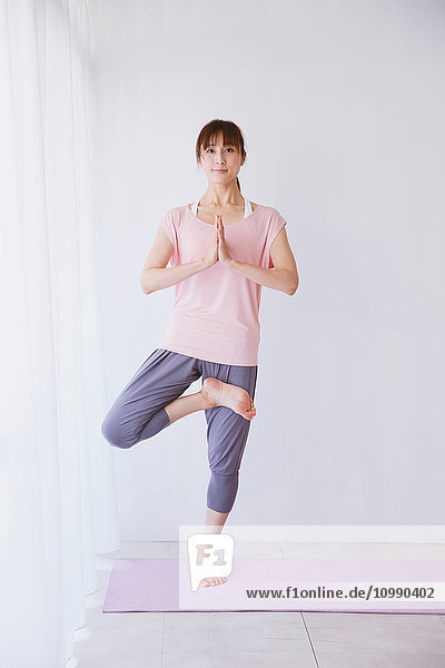 Junge Japanerin  die Yoga praktiziert