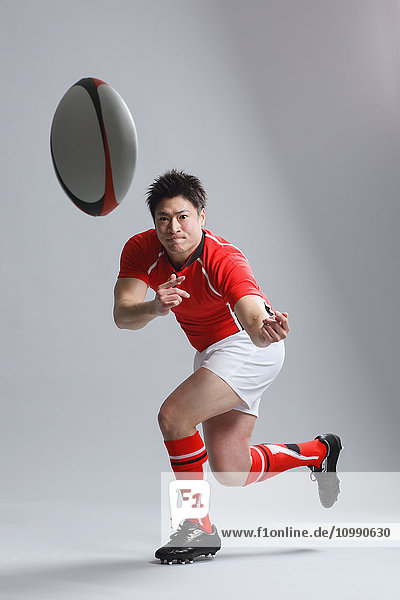 Porträt eines japanischen Rugbyspielers  der den Ball wirft