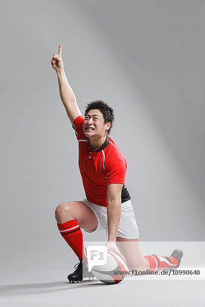 Porträt eines japanischen Rugbyspielers  der aufmuntert