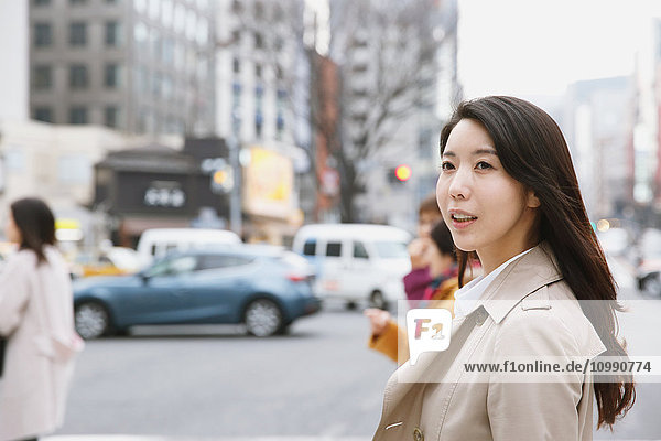 Junge attraktive japanische Frau in der Innenstadt von Tokio