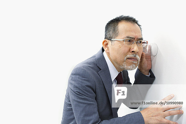 Japanischer Senior-Geschäftsmann auf weißem Hintergrund