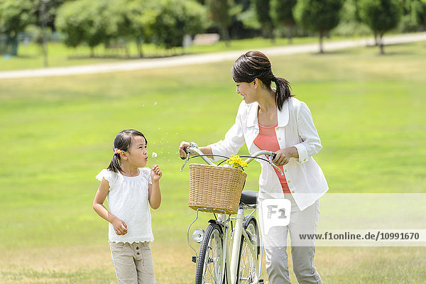 Japanisches Kind mit Mutter im Park