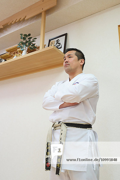 Japanischer Karatelehrer in Uniform