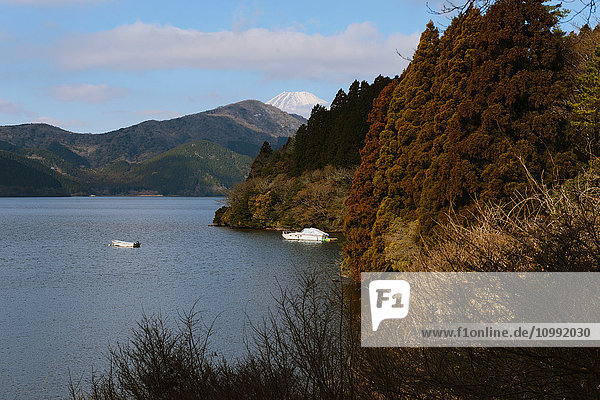 Blick auf den Berg Fuji vom Ashi-See am Wintermorgen  Hakone  Japan