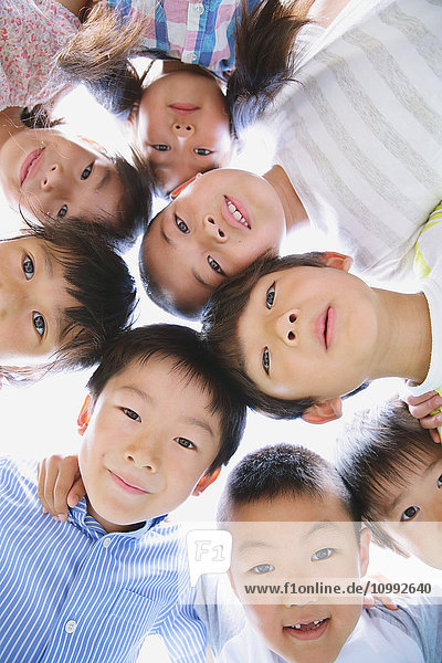 Japanische Kinder schauen in die Kamera