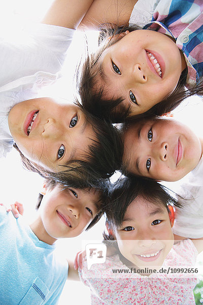 Japanische Kinder schauen in die Kamera