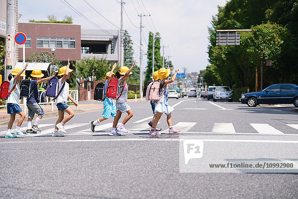 Japanische Schulkinder beim Überqueren der Straße