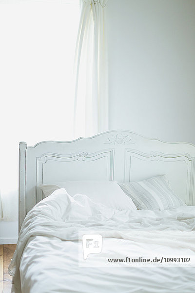 Weißes Bett
