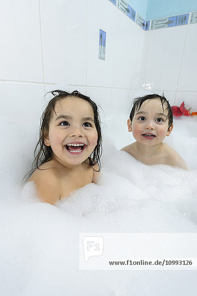 Kinder in einer Badewanne