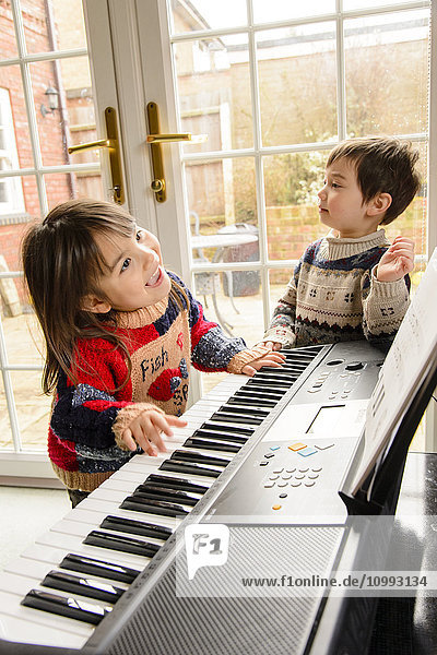 Kinder spielen Klavier