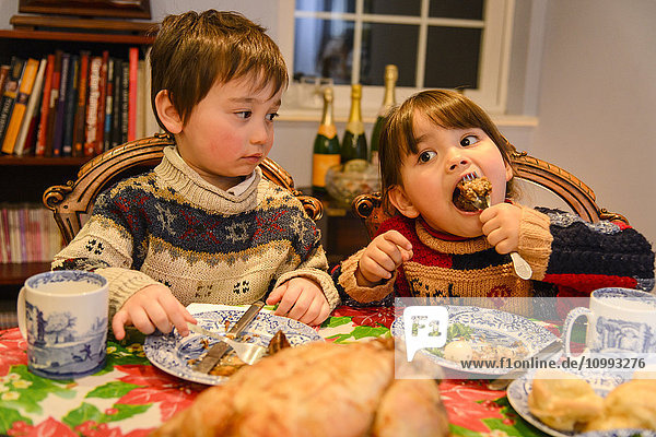 Kinder essen an Weihnachten im Haus