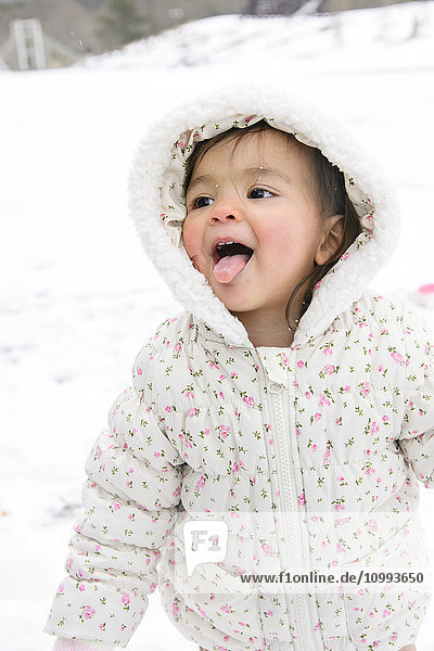 Kind spielt auf Schnee