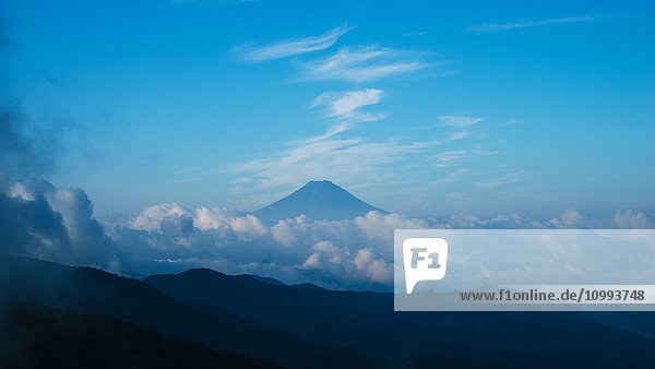 Blick auf den Berg Fuji am Morgen vom Berg Daibosatsu  Präfektur Yamanashi  Japan