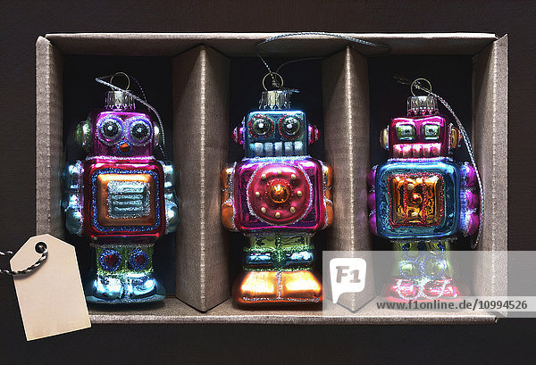 Drei Roboter-Ornamente in Box mit Etikett  Studio Shot