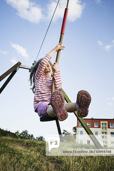 5 Jahre altes Mädchen spielt mit einer Seilrutsche an einem sonnigen Abend  Deutschland