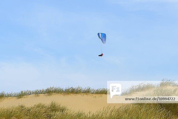 Sanddüne mit Paraglider,  Rubjerg Knude,  Lokken,  Nordjütland,  Dänemark
