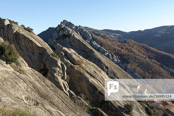 Blick auf die glatten Sandsteinfelsen des Bergdorfs Castelmezzano  Lukanische Dolomiten  Basilicata  Italien