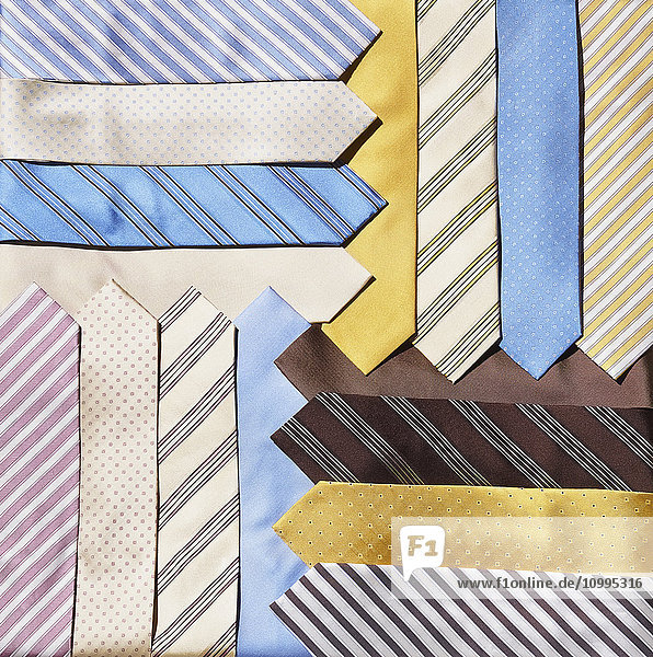 Gruppe von pastellfarbenen Krawatten  übereinandergelegt und überlappend  Studioaufnahme