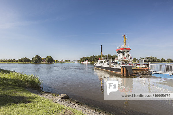 Fähre auf dem Nord-Ostsee-Kanal  Breiholz  Schleswig-Holstein  Deutschland  Europa