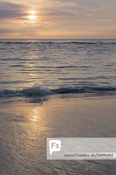Sonnenuntergang am Strand  List  Sylt  Schleswig-Holstein  Deutschland  Europa