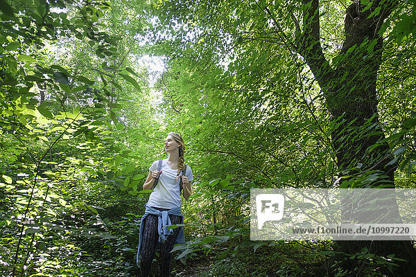 Junge Frau beim Spaziergang im Wald